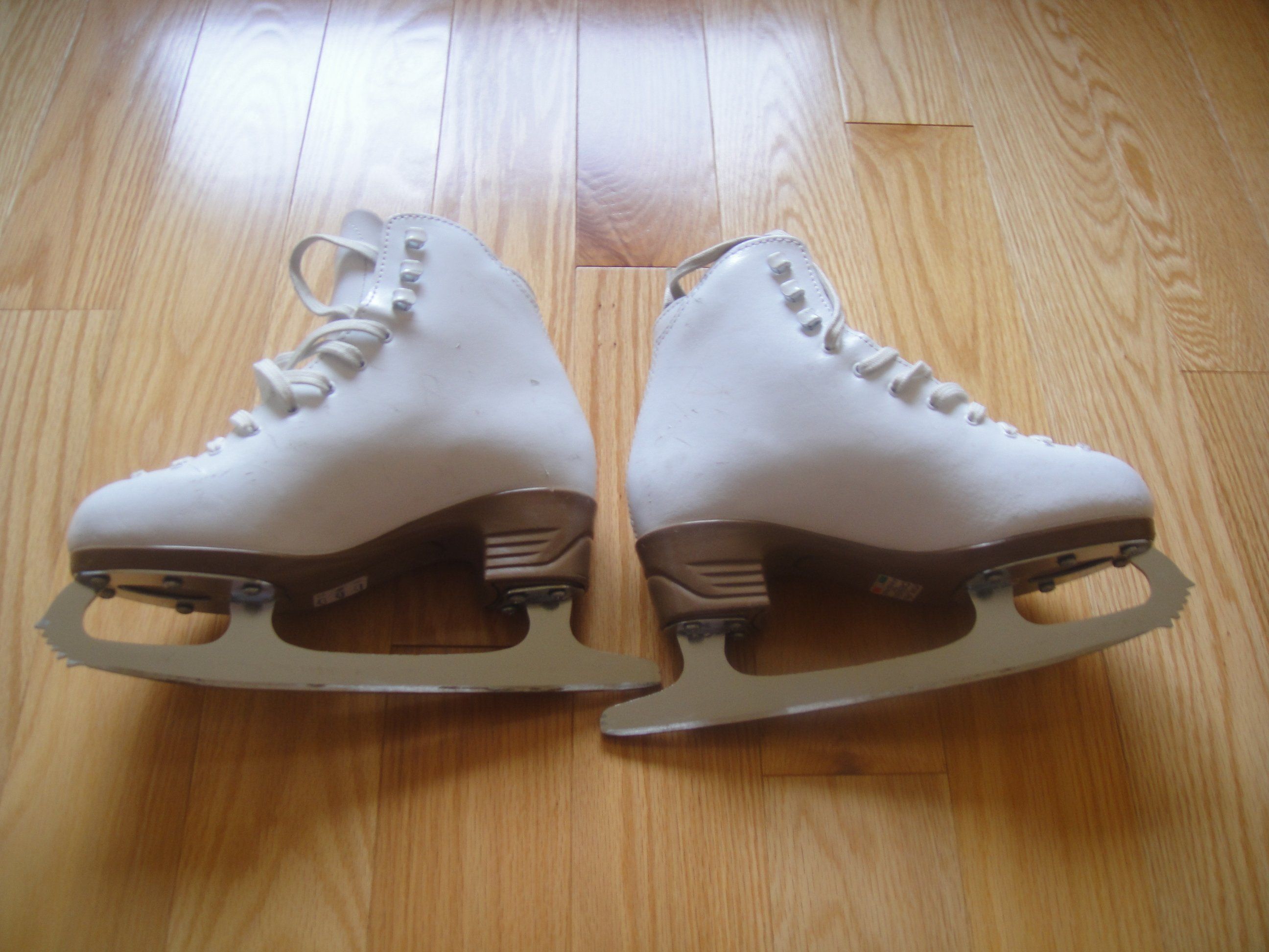 一手专业溜冰鞋，22.5cm,只用了半年，原价220$,现售120$