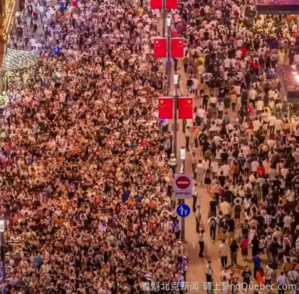 上海外滩逼爆日均50万游客：如厕排队1小时