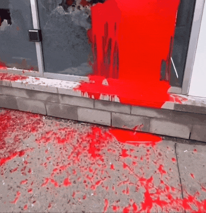 触目惊心！加拿大华人商家遭泼红漆"血洗"！3周内两次砸玻璃破门 ...