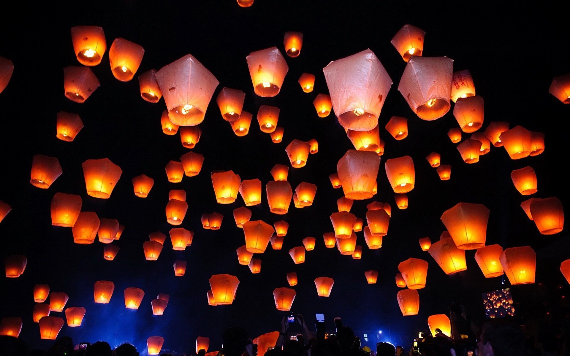 Китайские фонарики в небе