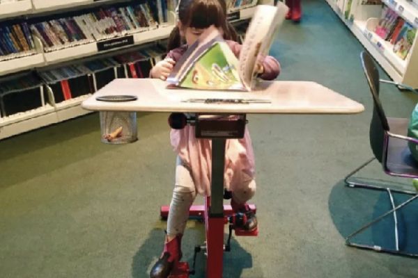 蒙特利尔图书馆的骑车阅读桌受孩子欢迎