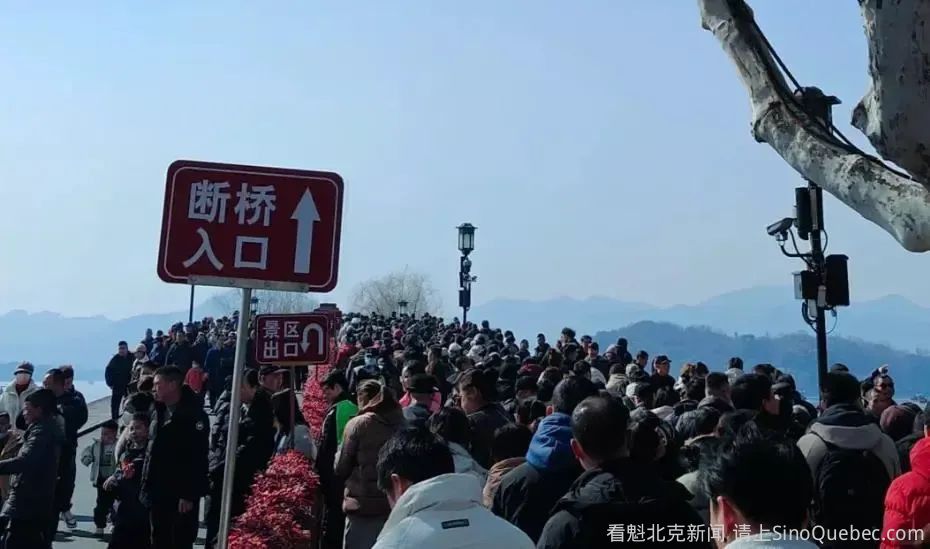 凌晨3点出门5点堵车 灵隐寺挤爆了 雍和宫通宵排队